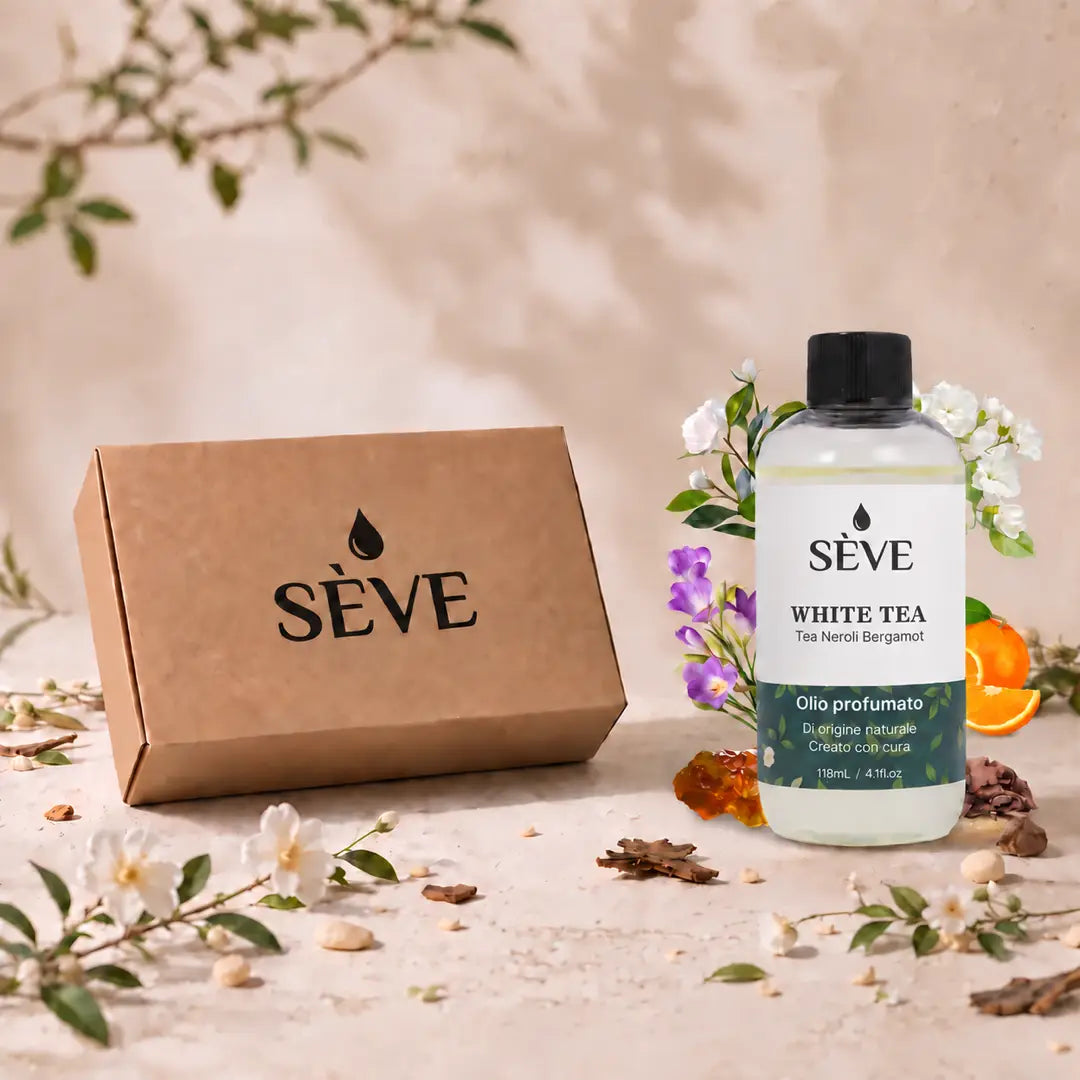 Confezione e flacone di ricarica di olio profumato SÈVE White Tea su sfondo beige