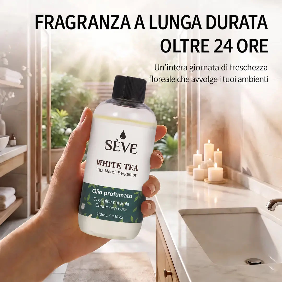 Una mano che regge il flacone di ricarica dell'olio profumato SÈVE White Tea in un bagno