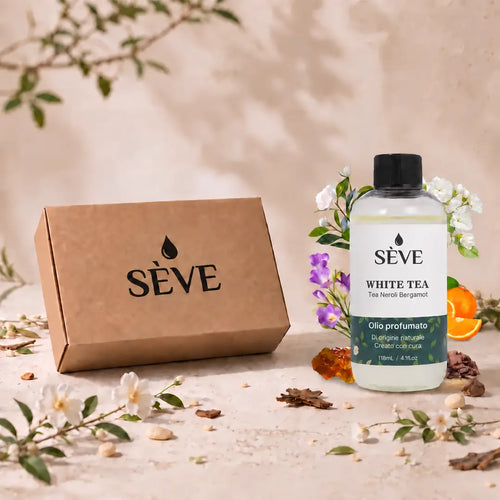 Confezione e flacone di ricarica di olio profumato SÈVE White Tea su sfondo beige